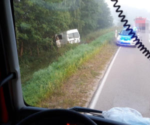 Jaczno. Groźny wypadek kierowcy busa. Mężczyzna uderzył autem w drzewo [ZDJĘCIA]
