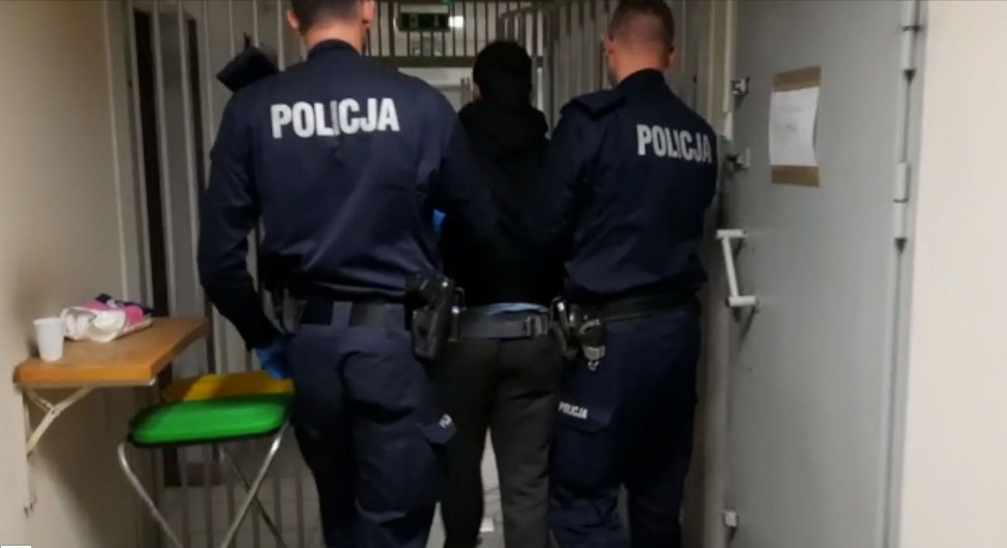 Miał do odsiadki 2 lata, teraz grozi mu nawet 10. Próbował rozjechać policjantów!