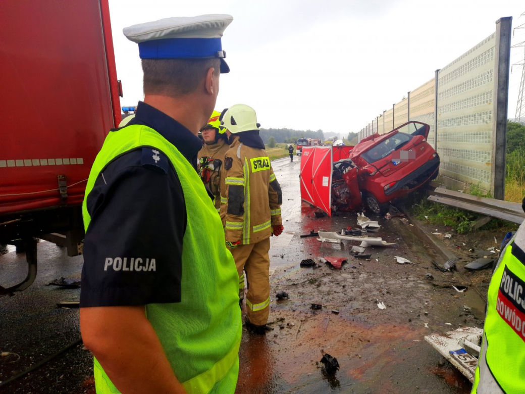 Nieprawdopodobna tragedia na obwodnicy Opola! TIR złamał się w pół! Zginęła 25-latka [ZDJĘCIA]