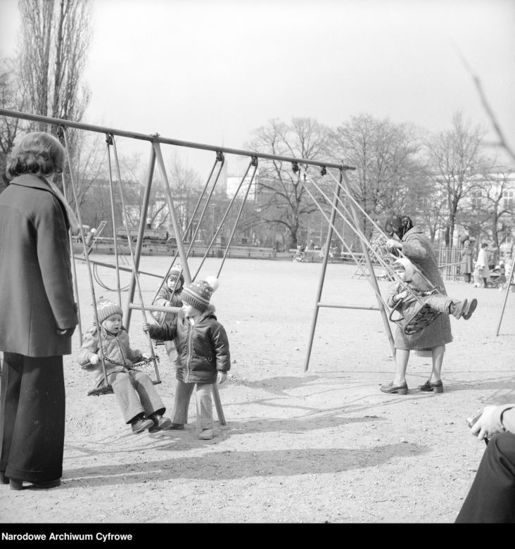 Dzieci na huśtawkach (1977 r.)