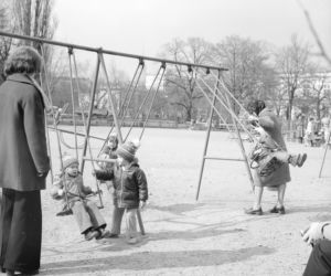 Dzieci na huśtawkach (1977 r.)