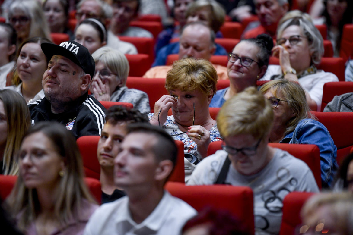 Łzy wzruszenia na pokazie nowej wersji filmu "Znachor"