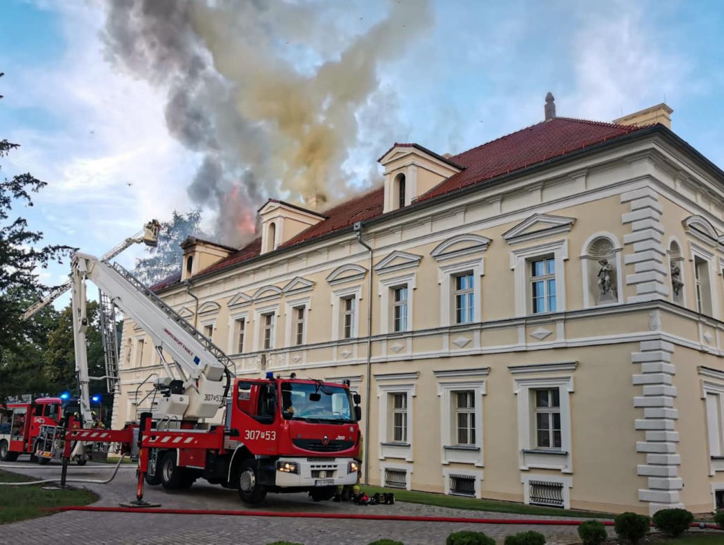 Płonie barokowy pałac w Konarzewie pod Poznaniem! Na miejscu ponad 30 jednostek straży pożarnej [ZDJĘCIA]