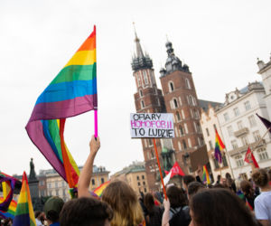 Demonstracja LGBT i narodowców na krakowskim Rynku