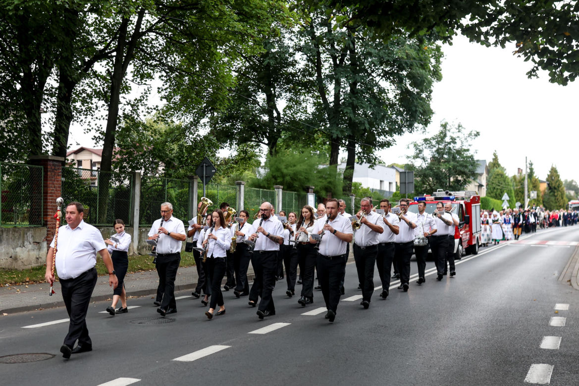 Korowód dożynkowy w Kostuchnie
