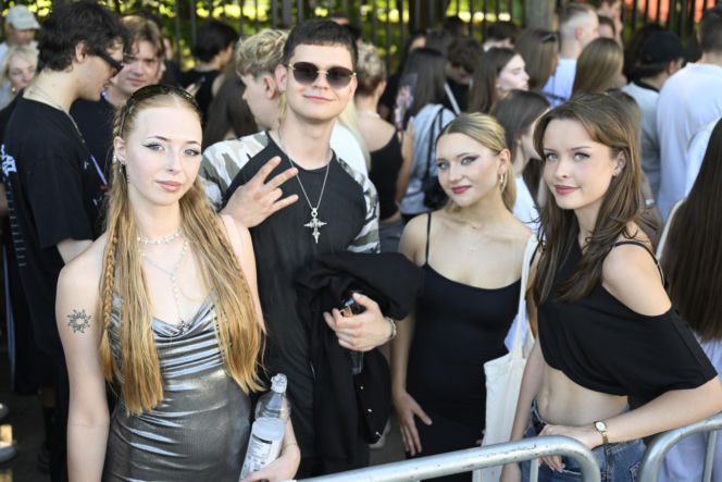 Fani w upale czekają na koncert The Weeknd. Tłumy w Warszawie