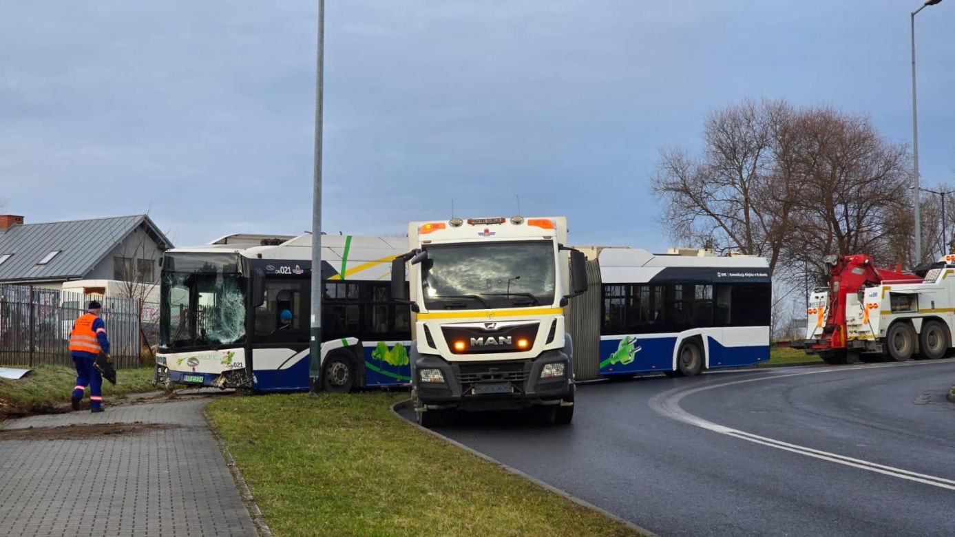Groźny wypadek autobusu w Krakowie. Pojazd staranował ogrodzenie