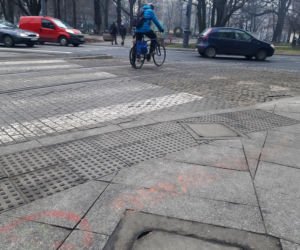 Pamiętacie akcję odłóż smartfon i żyj? Oto, co zostało z napisów przed przejściami dla pieszych