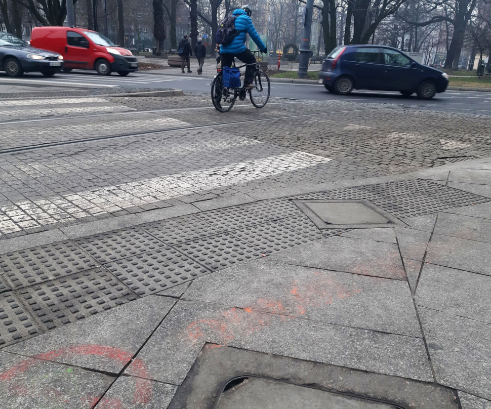 Pamiętacie akcję odłóż smartfon i żyj? Oto, co zostało z napisów przed przejściami dla pieszych