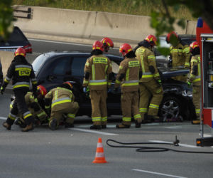 Zderzenie na Wisłostradzie. Chrysler uderzył w bariery, Lexusa i dachował