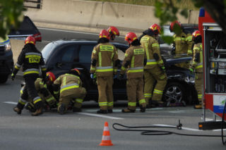 Zderzenie na Wisłostradzie. Chrysler uderzył w bariery, Lexusa i dachował