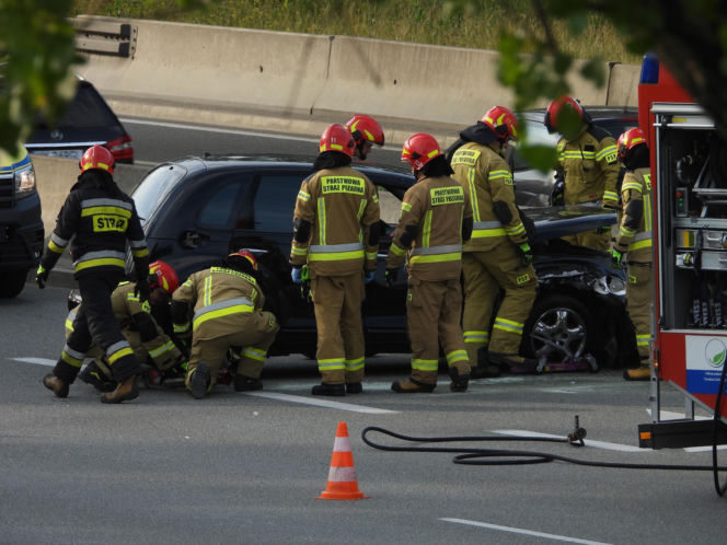 Zderzenie na Wisłostradzie. Chrysler uderzył w bariery, Lexusa i dachował