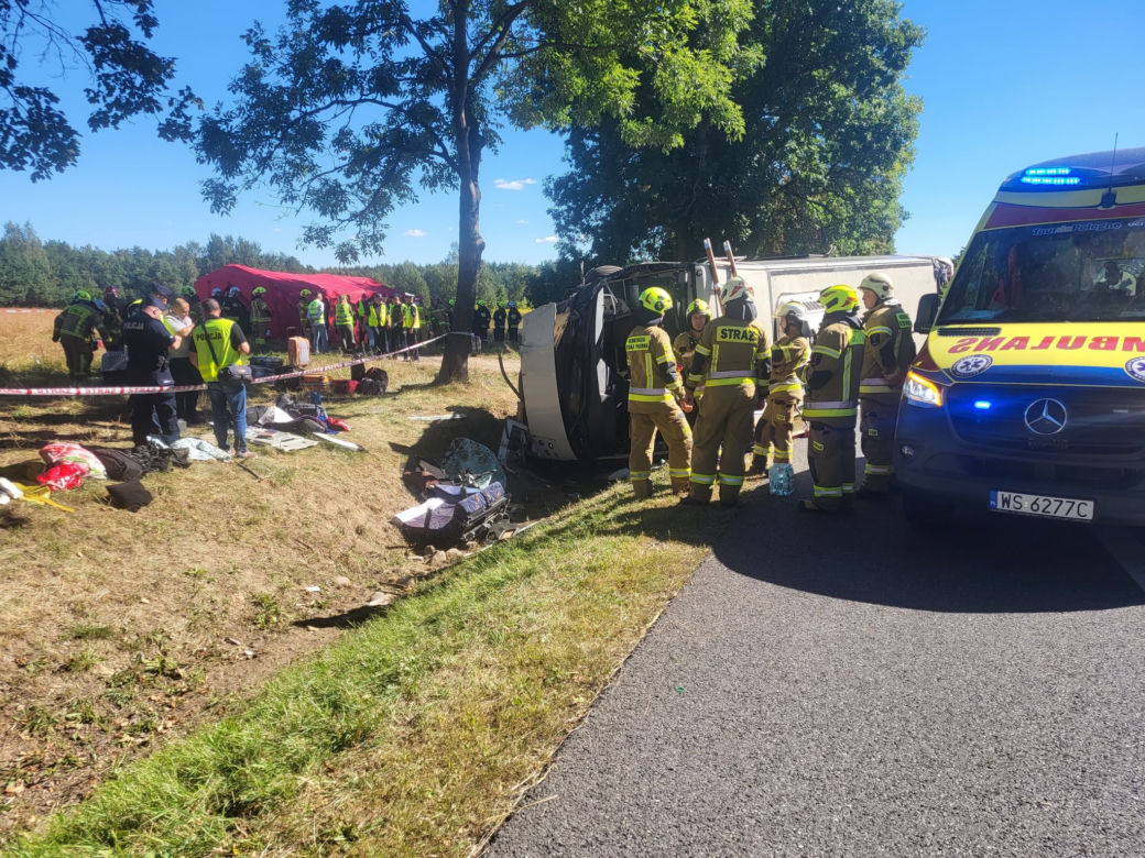 Wypadek autobusu rejsowego w miejscowości Piotrowina pod Kałuszynem. Droga zablokowana! 06.09.2022