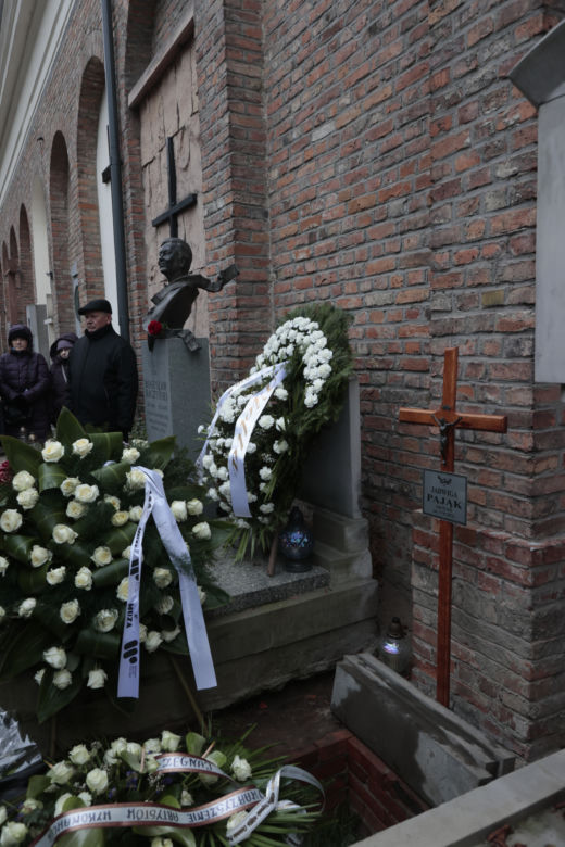 Wzruszające napisy na szarfach na pogrzebie Jerzego Połomskiego