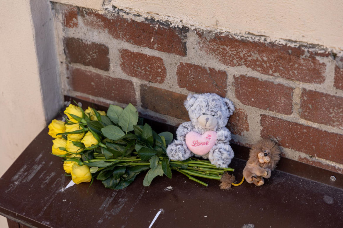 Atak na przedszkolaków w Poznaniu. 71-latek zabił 5-latka. Na miejscu zbrodni płoną znicze