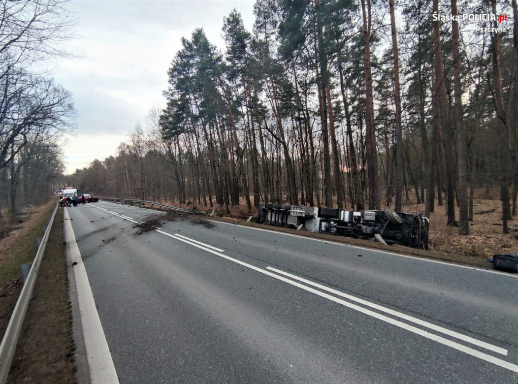 Koszmarny wypadek. Osobówka wjechała w cysternę. Do rana usuwano skutki tego zderzenia