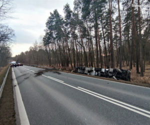 Koszmarny wypadek. Osobówka wjechała w cysternę. Do rana usuwano skutki tego zderzenia