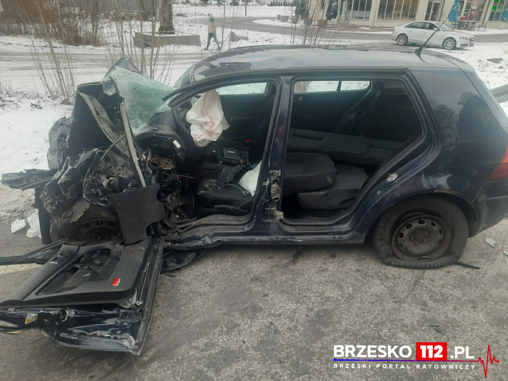 Jurków. Zderzenie czołowe ciężarówki z osobówką