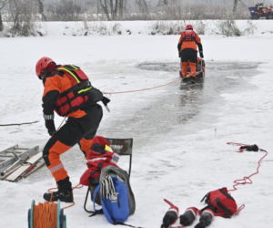 Gdy załamie się lód. Co robić, by uratować siebie lub kogoś, gdy wpadnie do wody?