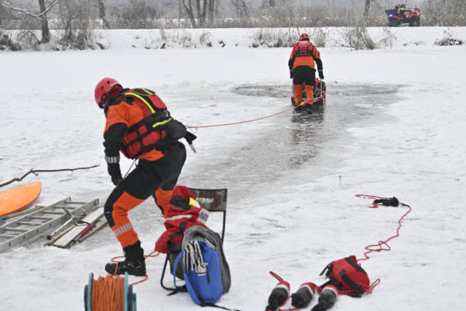 Gdy załamie się lód. Co robić, by uratować siebie lub kogoś, gdy wpadnie do wody?