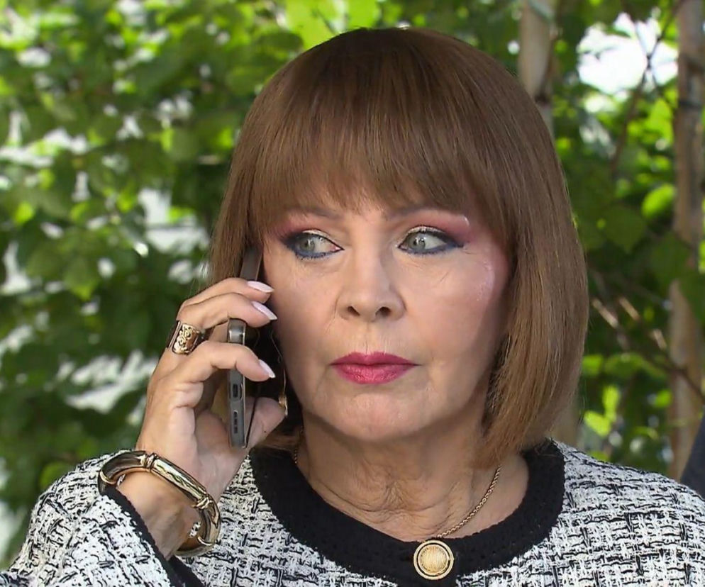 Monika Ross-Nawrot rozmawia przez telefon z przejętą miną. O losach bohaterów serialu Klan przeczytasz na Eska.