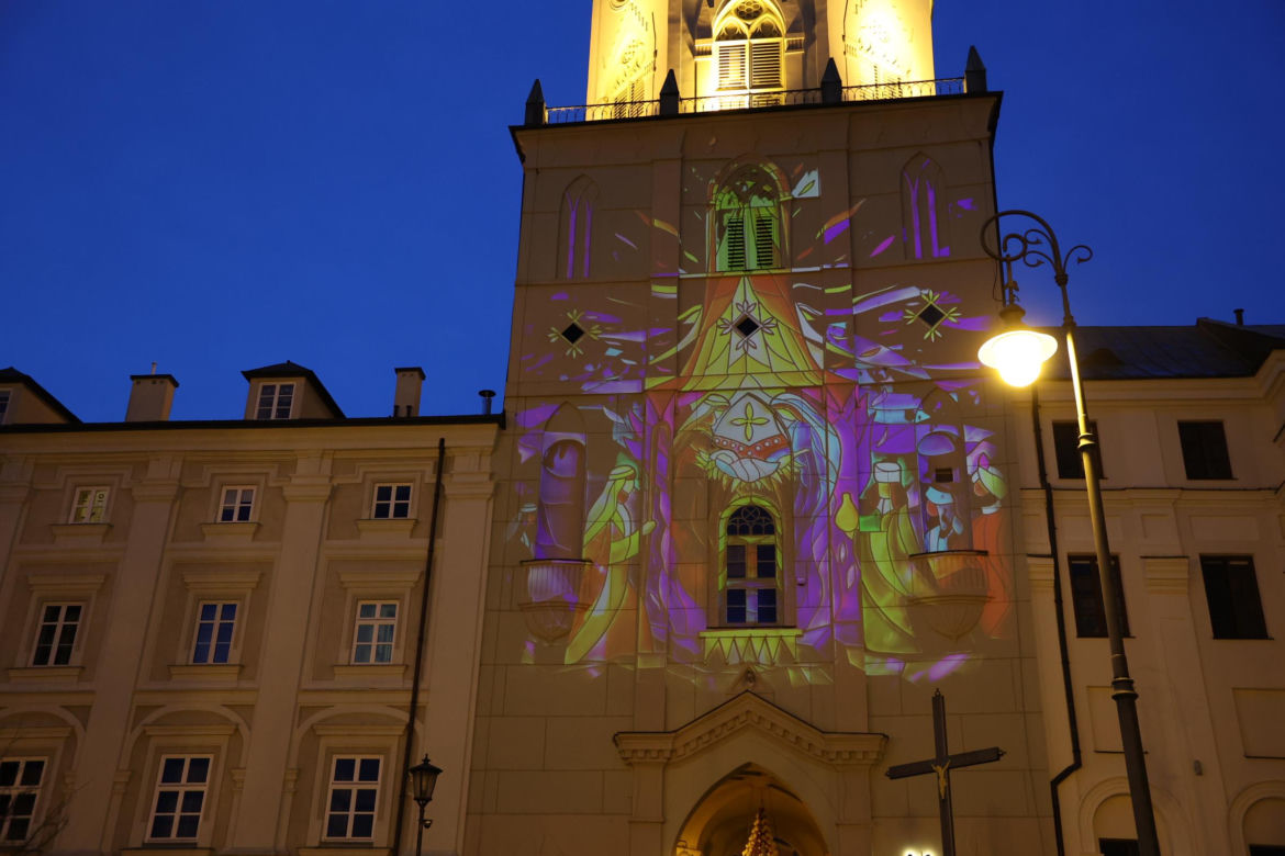 Wieża Trynitarska w Lublinie w świątecznej odsłonie. Na jej elewacji można podziwiać wyjątkową iluminację