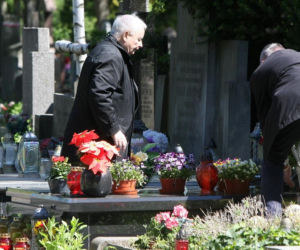 Jarosław Kaczyński na cmentarzu nie był sam. Pewna kobieta nie odstępowała go na krok