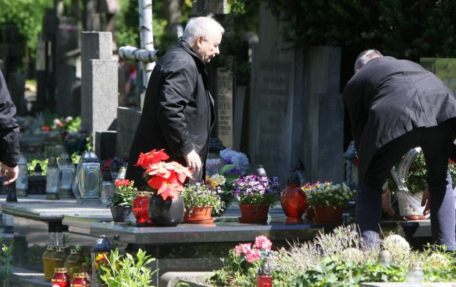 Jarosław Kaczyński na cmentarzu nie był sam. Pewna kobieta nie odstępowała go na krok
