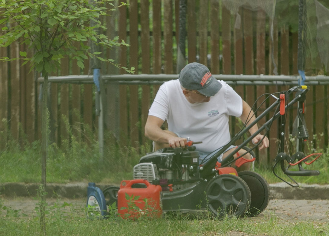 Michał Kamiński walczył z kosiarkami i trawą