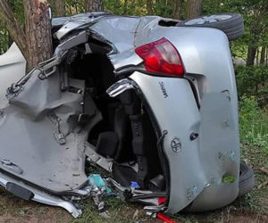 Toyota roztrzaskała się o drzewo pod Płockiem! W środku ciężko ranna 22-latka [ZDJĘCIA]. 
