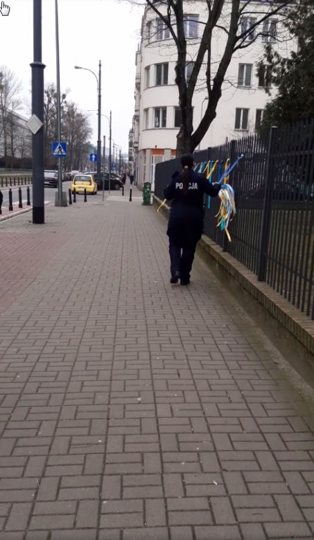 Skandaliczne zachowanie warszawskiej policjantki. Zerwała ukraińskie symbole narodowe