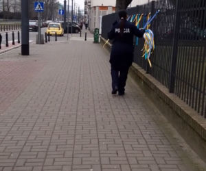 Skandaliczne zachowanie warszawskiej policjantki. Zerwała ukraińskie symbole narodowe