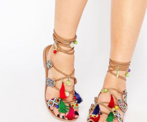 sandały z pomponami, buty z pomponami, modne buty, buty na lato, moda, buty