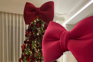 Jak zrobić gigantyczną kokardę na choinkę? Instrukcja DIY krok po kroku