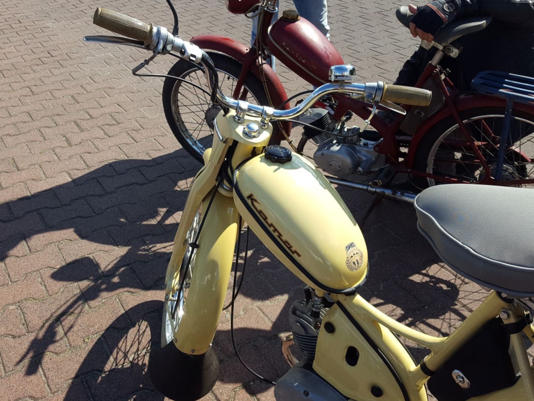 Fani starych polskich motorowerów z Bzyk Raider ze Swarzędza zrobili sobie postój w Lesznie