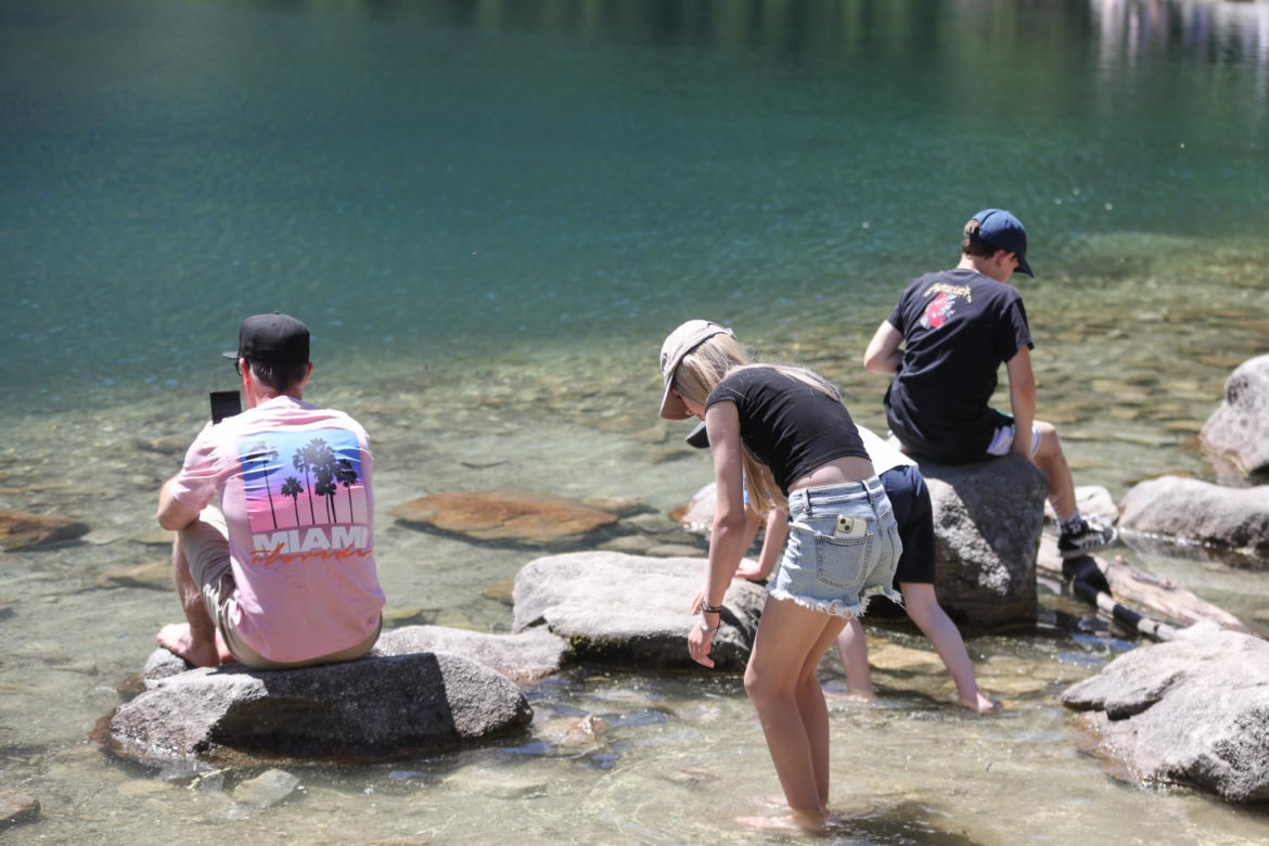 Turyści w drodze na Morskie Oko