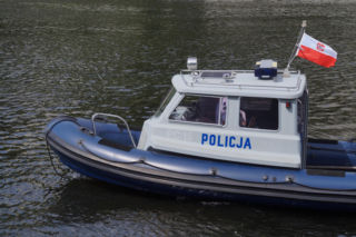Nocny dramat nad jeziorem Kisajno. 33-latek zniknął, służby przeczesują akwen
