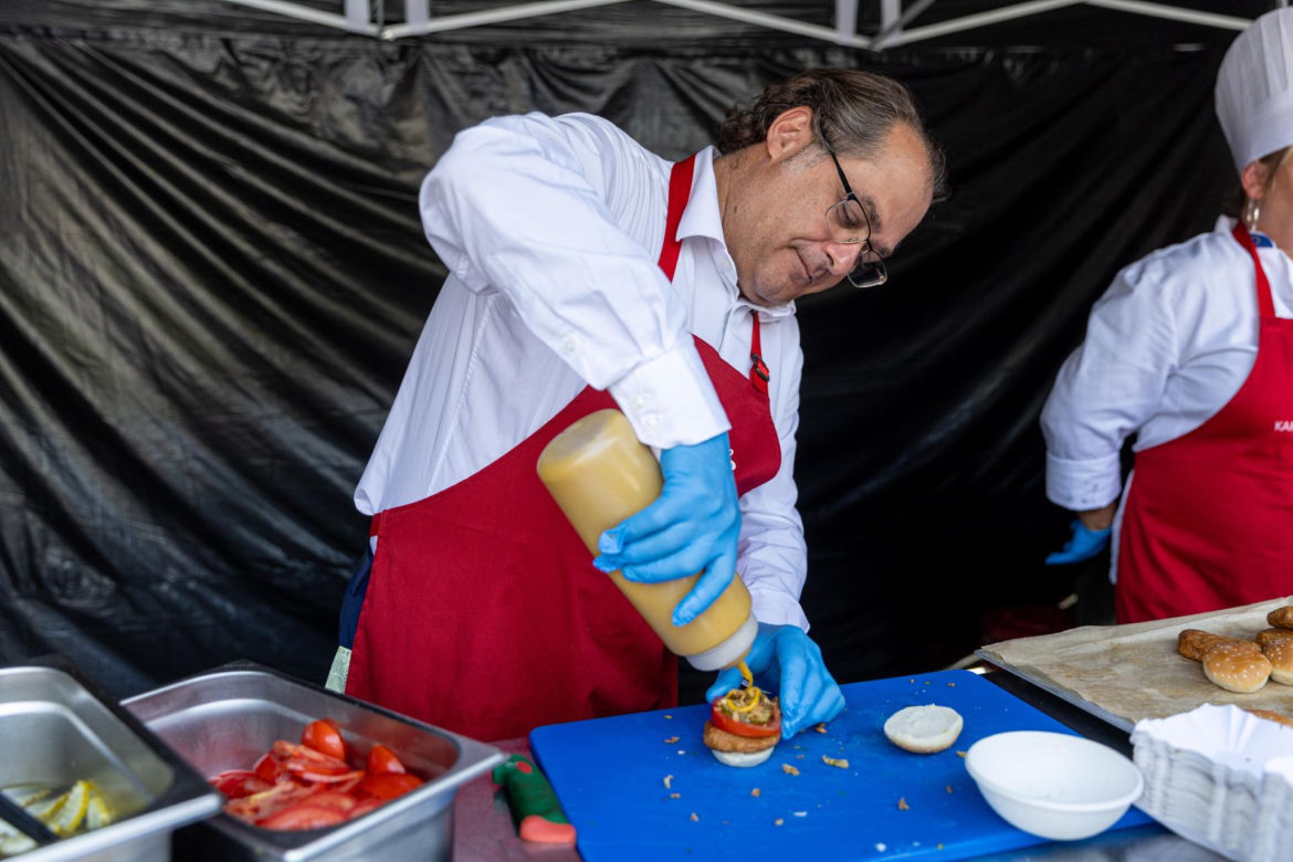 Marek Gróbarczyk serwuje burgery prosto z foodtracka 