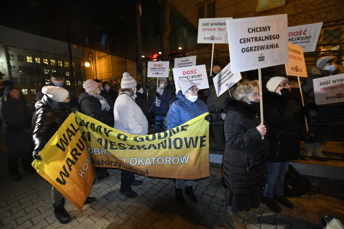 Mamy dość życia bez kaloryferów! Protest pod urzędem dzielnicy Praga-Północ