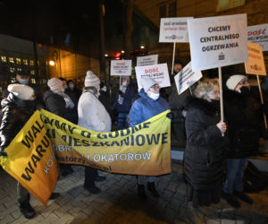 Mamy dość życia bez kaloryferów! Protest pod urzędem dzielnicy Praga-Północ
