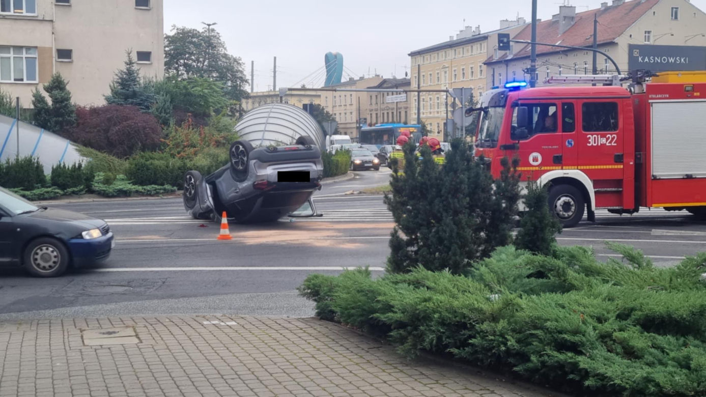 Dachowanie na rondzie Jagiellonów w Bydgoszczy! Kierowca z mandatem [ZDJĘCIA]