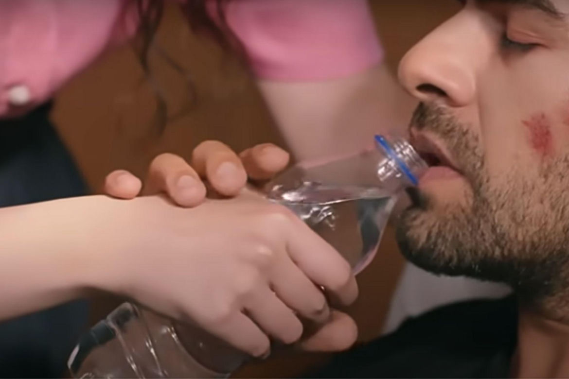 Zeynep czule opiekuje się Halilem w szpitalu 