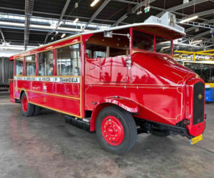 Najstarszy autobus w Warszawie wrócił na ulice. Ma prawie 90 lat! [ZDJĘCIA]