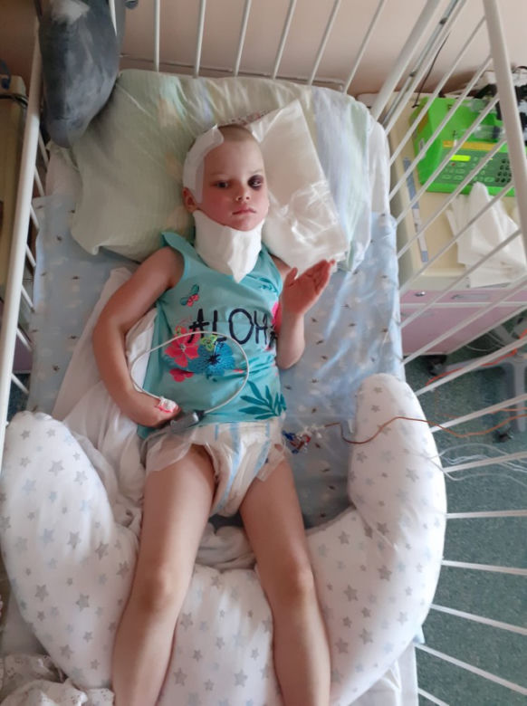 Poruszający gest mamy 5-latki, którą przygniótł krzyż. Chce wyglądać jak córka