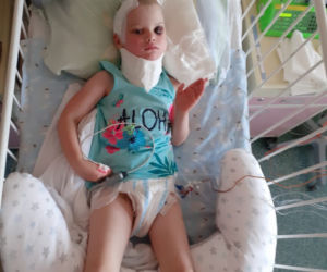 Poruszający gest mamy 5-latki, którą przygniótł krzyż. Chce wyglądać jak córka