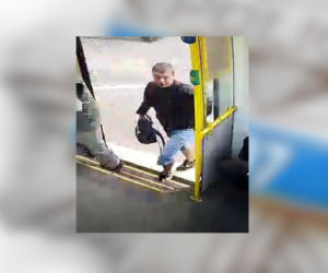 Ten mężczyzna uderzył w tramwaju starszego człowieka!