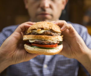 Zmarł po hamburgerze. Lekarze po raz pierwszy potwierdzili śmiertelną alergię na mięso