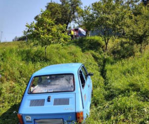 Chomranice. Maluch wypadł z drogi do rowu. Jedna osoba w szpitalu