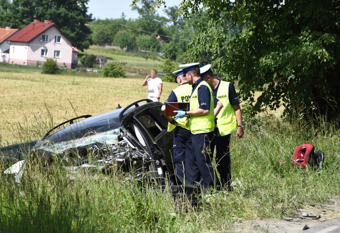 Dziecko zginęło pod tirrem, ojciec walczy o życie