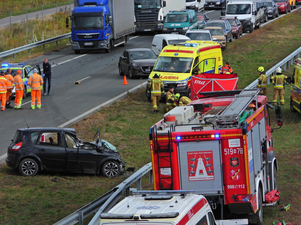 Zablokowana A2. Osobówka zderzyła się z tirem